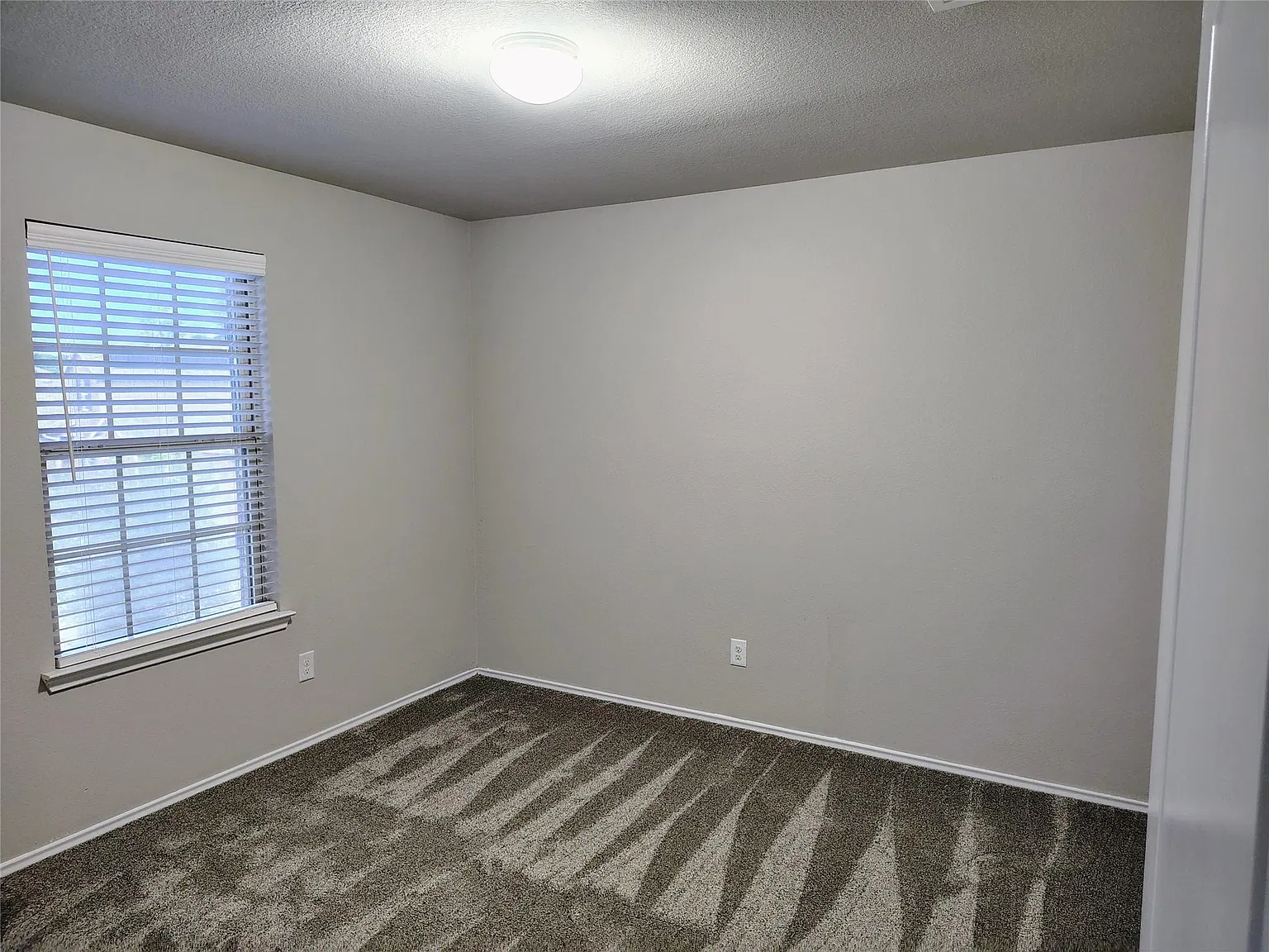 4 bed, 2.5 bath, 2592 sqft, $2,800 — Photo 4