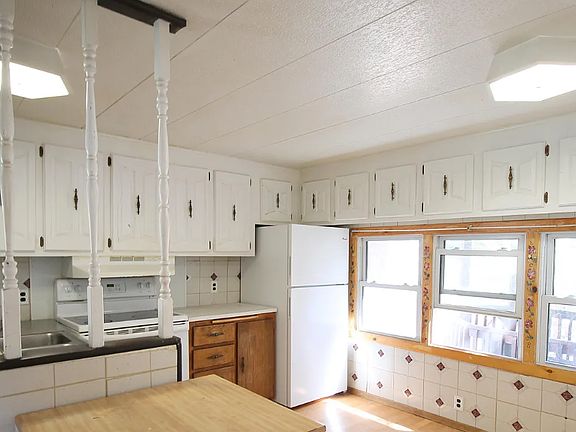 2nd image of 637 E 7th St