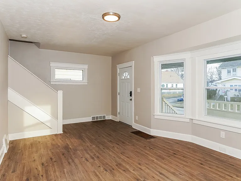438299_017_living_room_13585041.jpg