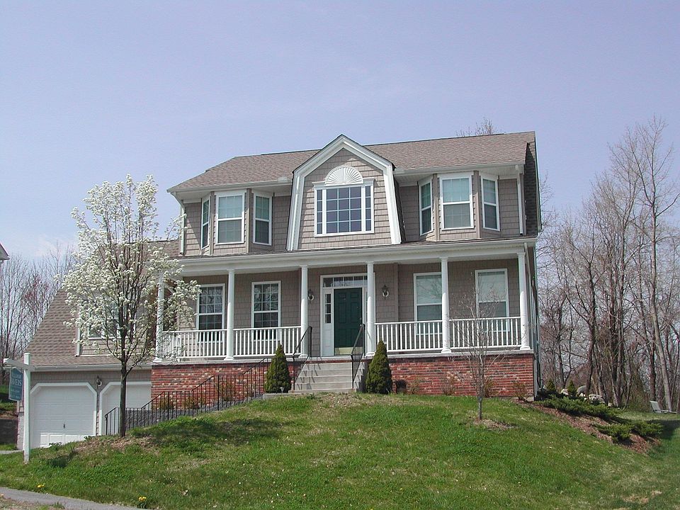 Gorgeous 2800+ SF Colonial Shows Like New!