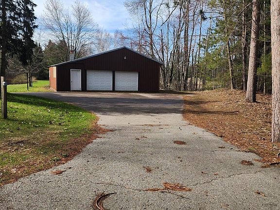 4th image of 1090 Oakridge Dr