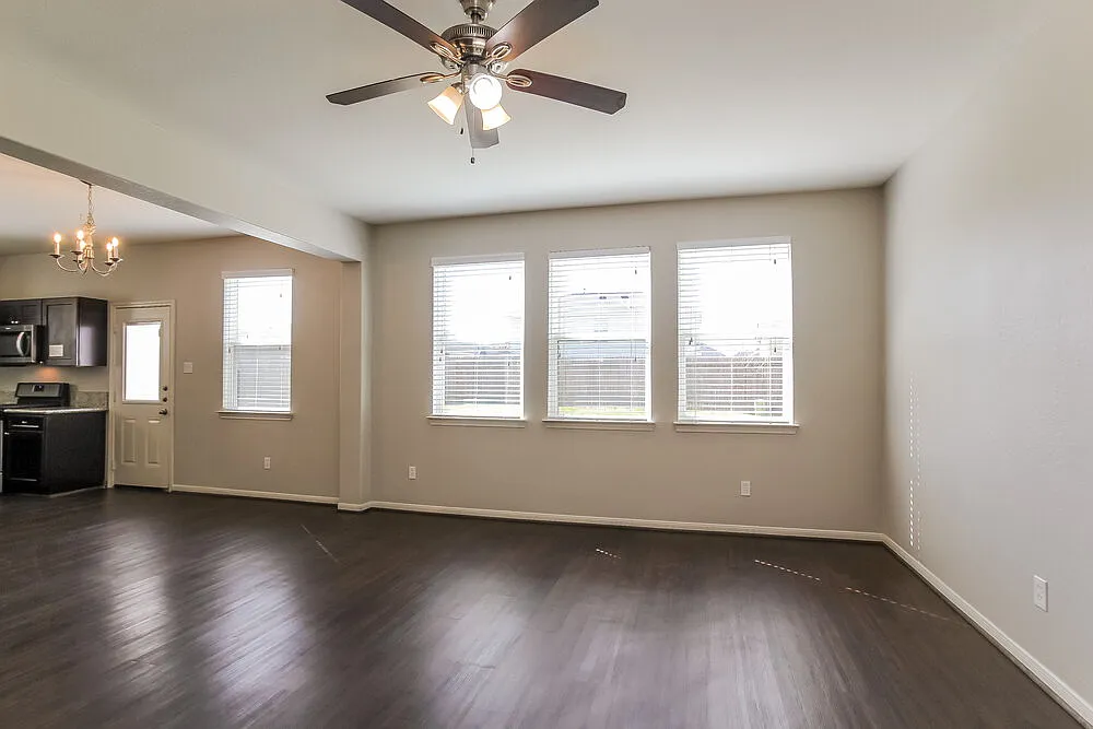 4 bed, 2.5 bath, 1902 sqft, $2,120 — Photo 4
