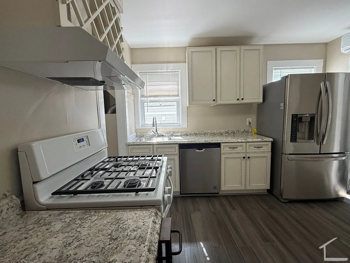 Charming 3 Bedroom-No Broker Fee — Photo 2