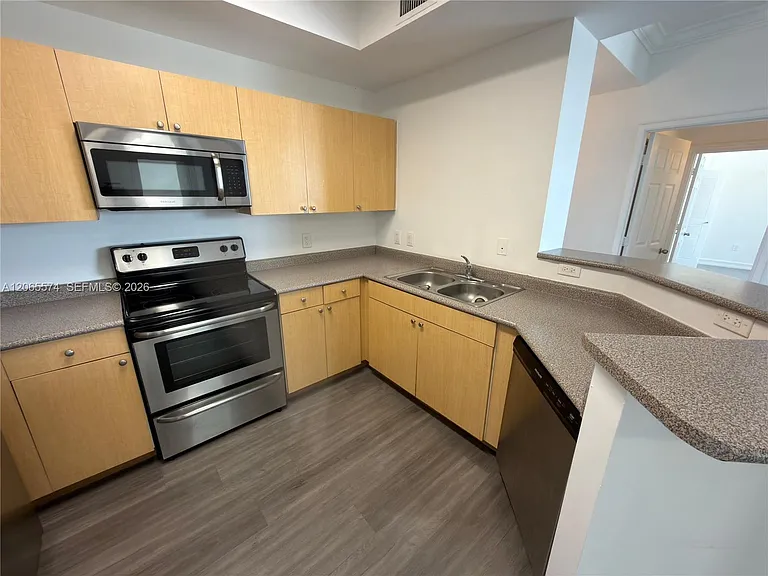 1919 Van Buren St #818A — Photo 4