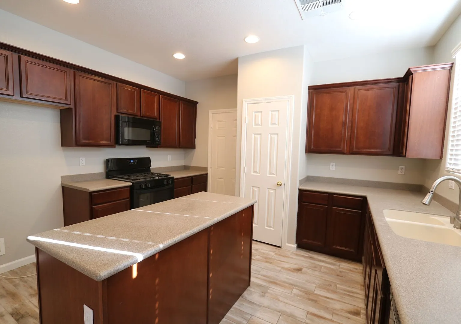 Beautiful 2 Story 3 Bedroom Home located in the Southwest — Photo 4