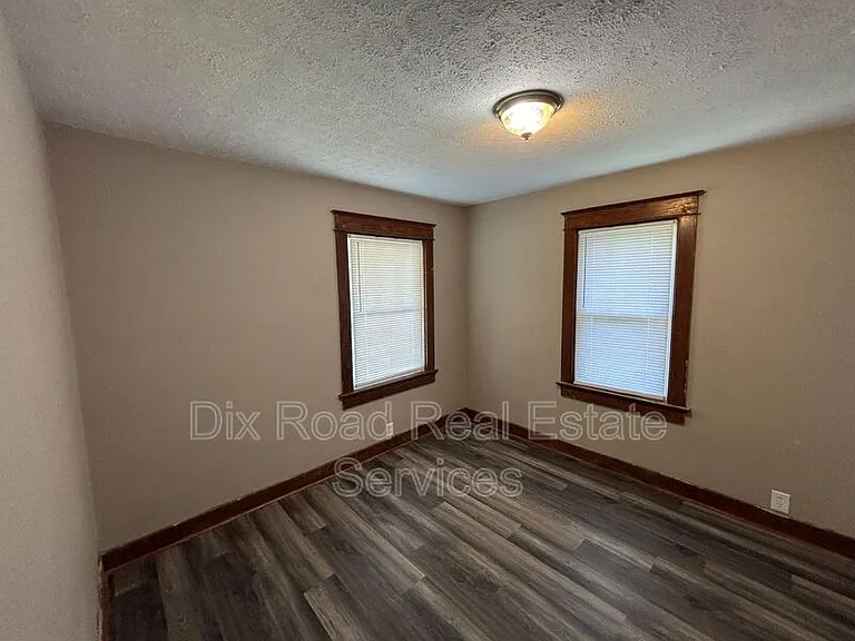 963 N E St — Photo 18