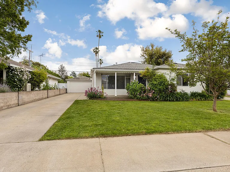 704 Windsor Dr — Photo 1