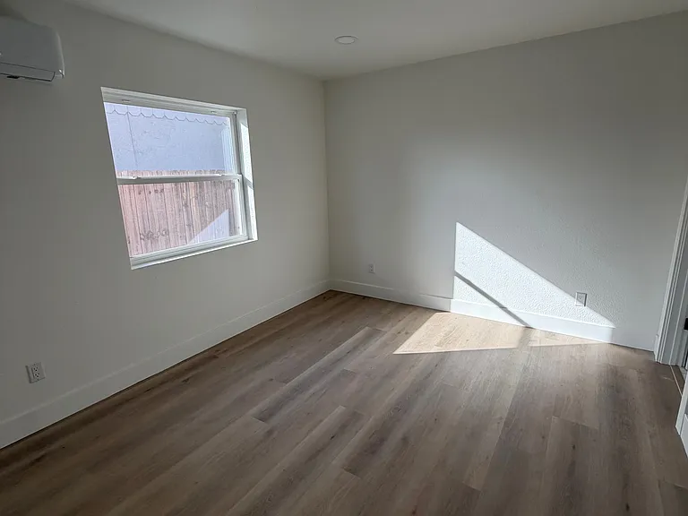 957 W 9th Ave — Photo 9