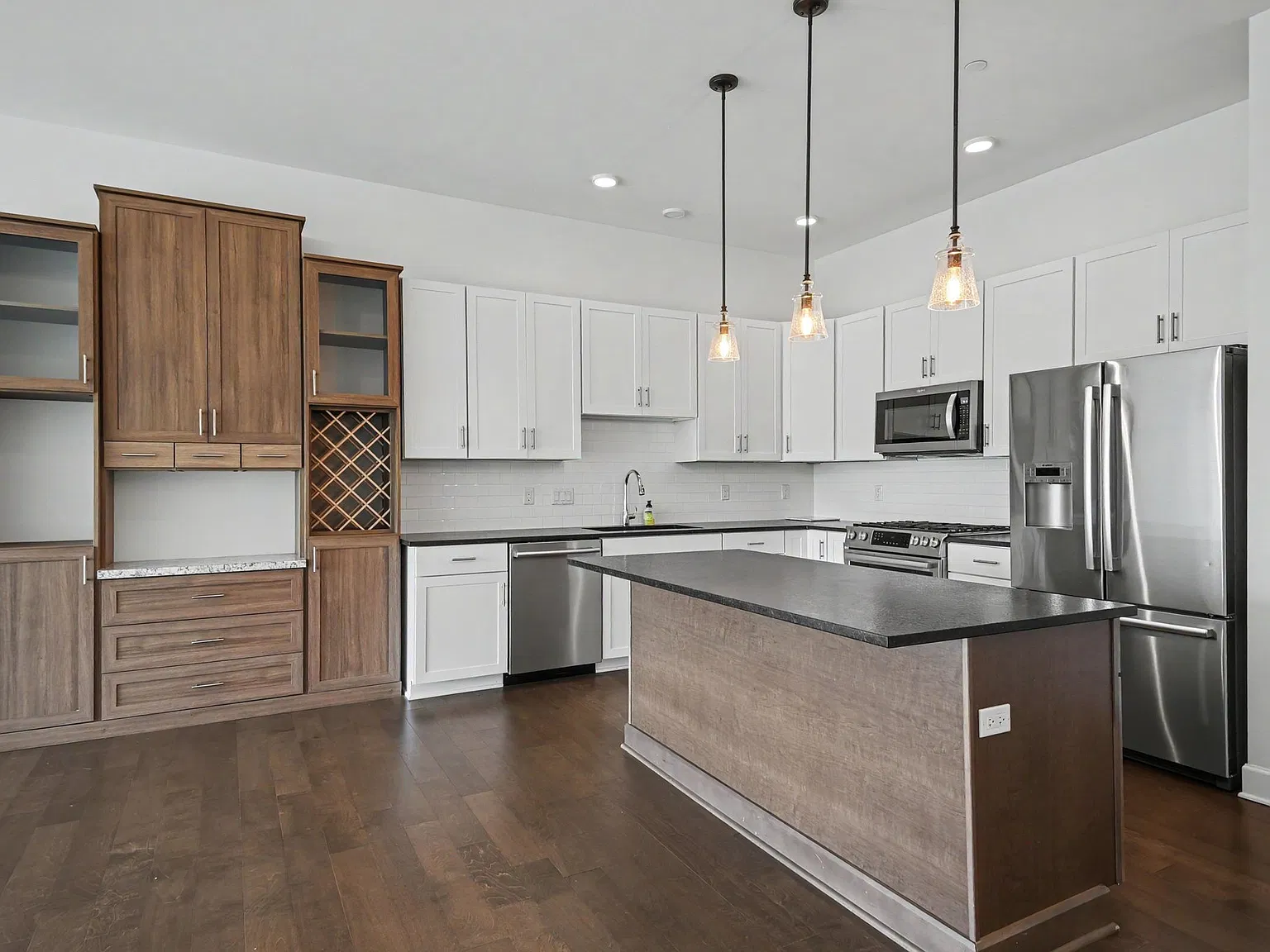 2 bed, 1402 sqft, $2,900 — Photo 3