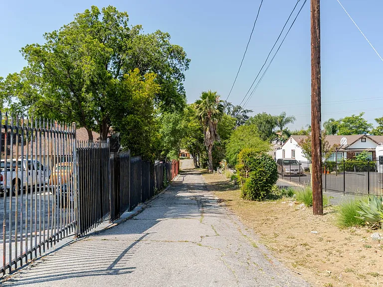 13057 Gladstone Ave — Photo 36