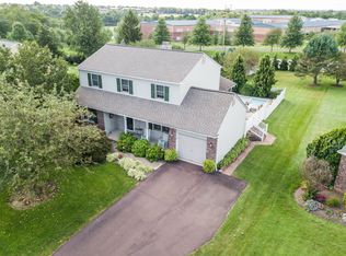 7 White Crow Cir, Royersford, PA 19468