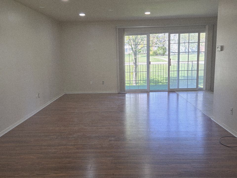 1st image of 470 Fox Hills Dr N APT 1