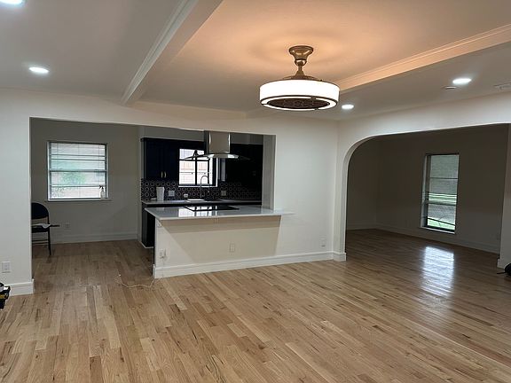 2nd image of 903 Sandalwood Ave