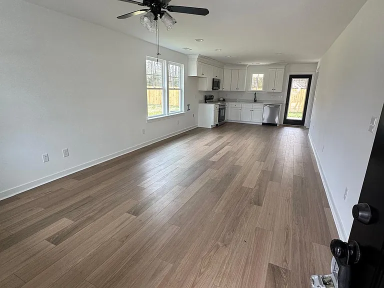 518 Crump St — Photo 2