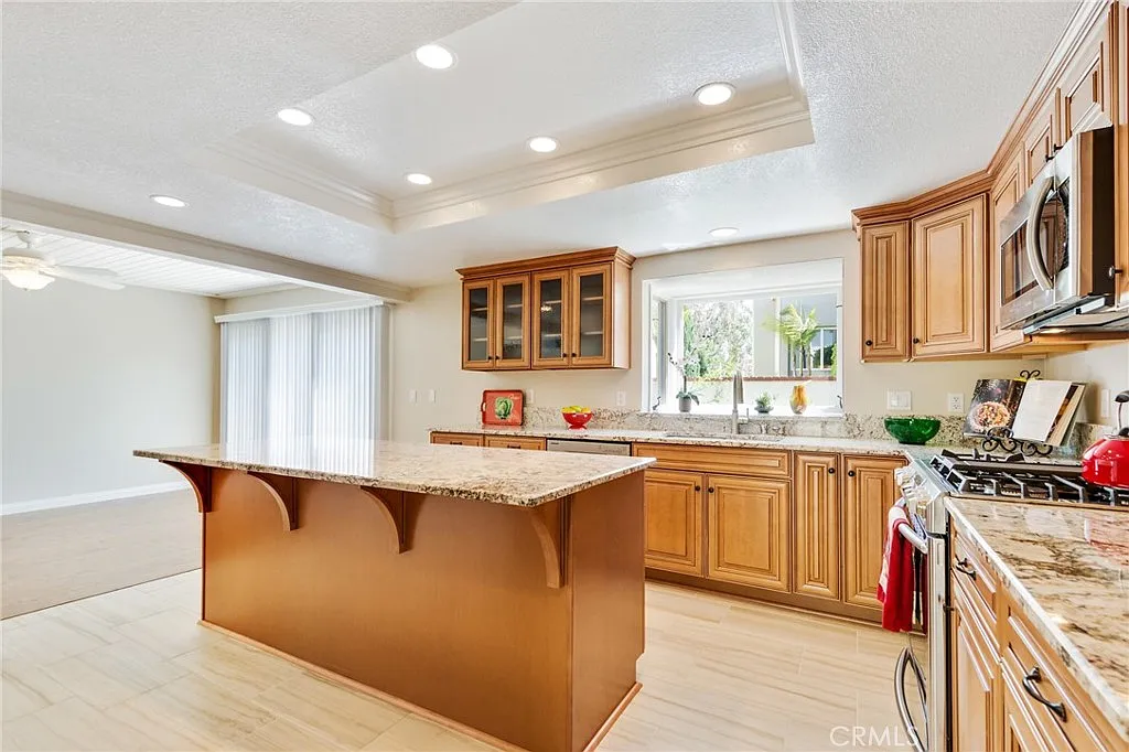 3 bed, 2518 sqft, $5,500 — Photo 3