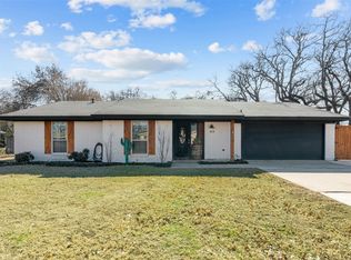 413 Walnut Creek Dr, Azle, TX 76020