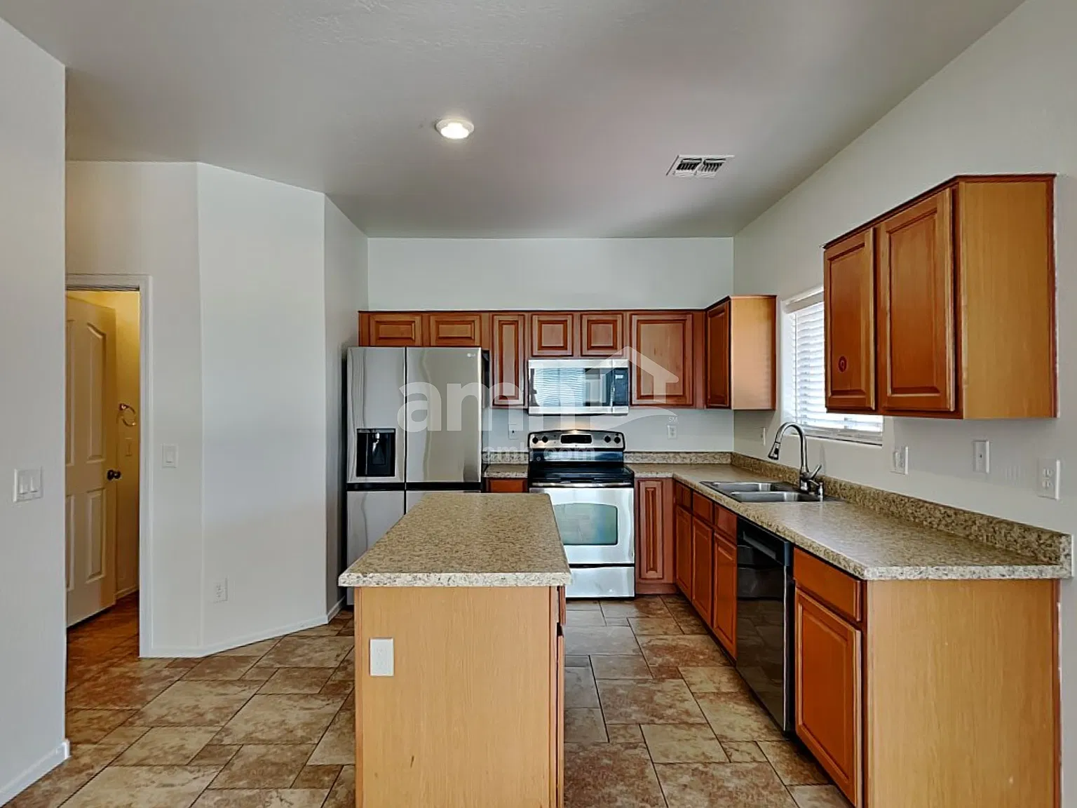 3 bed, 2.5 bath, 1889 sqft, $2,085 — Photo 3