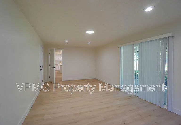 19419 NE 11th St — Photo 15
