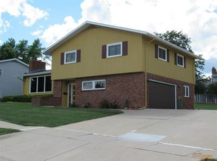 615 Crestview Dr, Rapid City, SD 57702