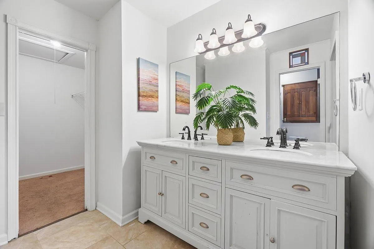 4 bed, 5.0 bath, 2800 sqft, $1,131 — Photo 2