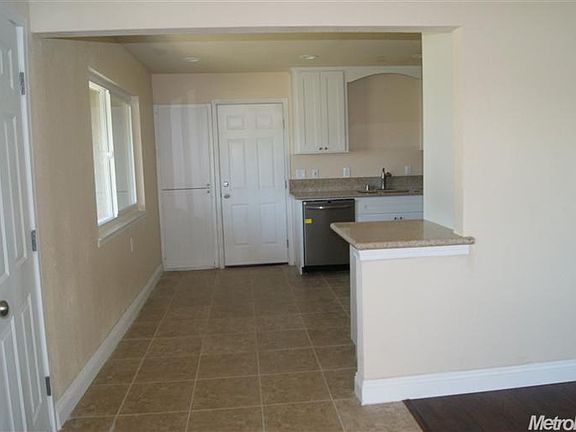 4th image of 3230 Kinnaird Way