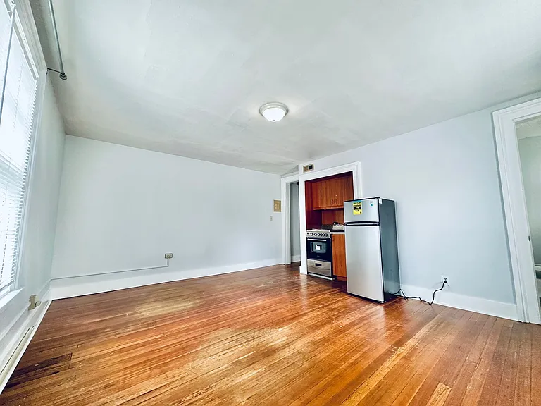 271 Crown St — Photo 3