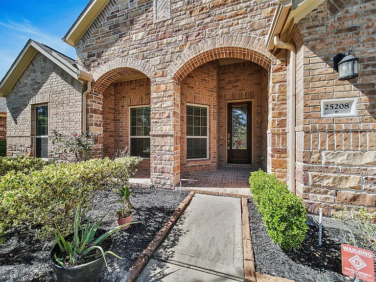 25208 Forest Ledge Dr — Photo 2