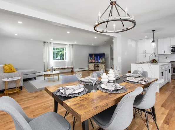 16 Hansom Rd, Andover, MA 01810