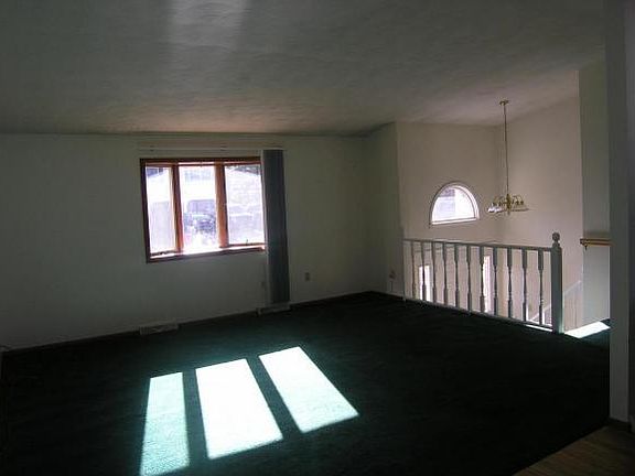 5th image of 34 Rebecca Dr