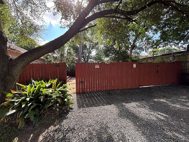 1039 Robbie St — Photo 13