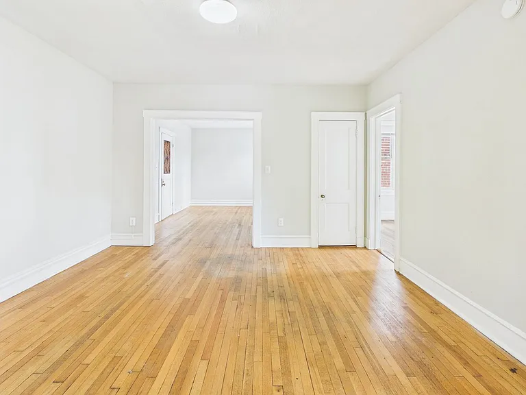 2400 Barton Ave — Photo 27