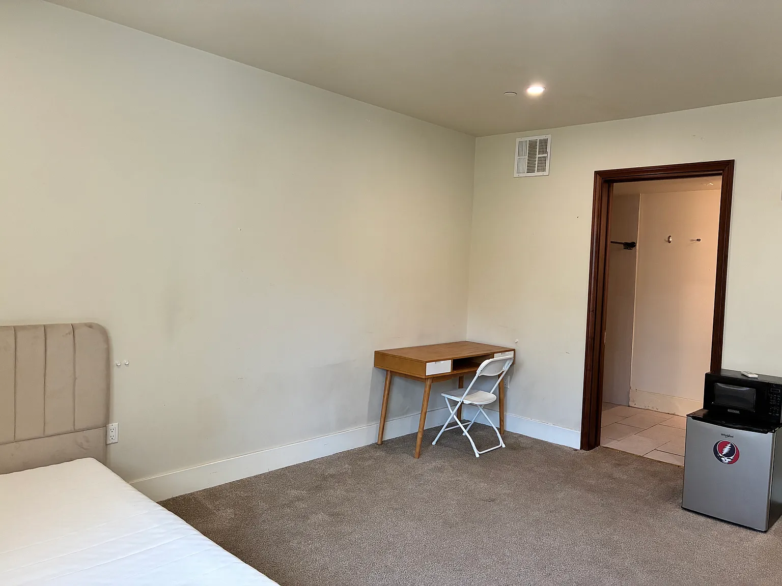 Studio, 250 sqft, $1,600 — Photo 3