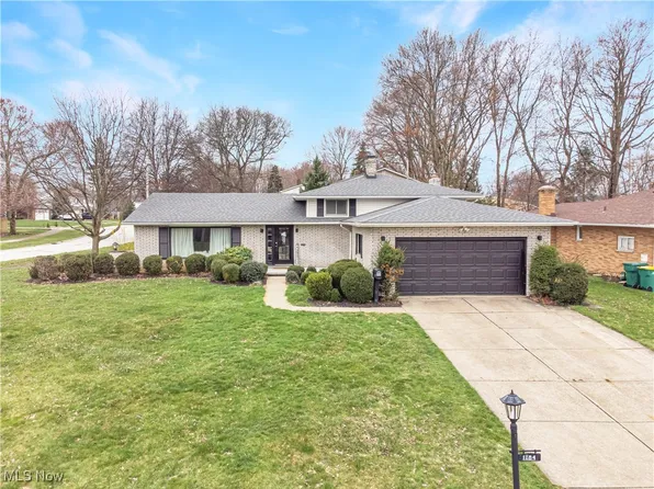 1184 E Dartmoor Ave, Seven Hills, OH 44131