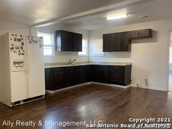 3rd image of 3007 S New Braunfels Ave