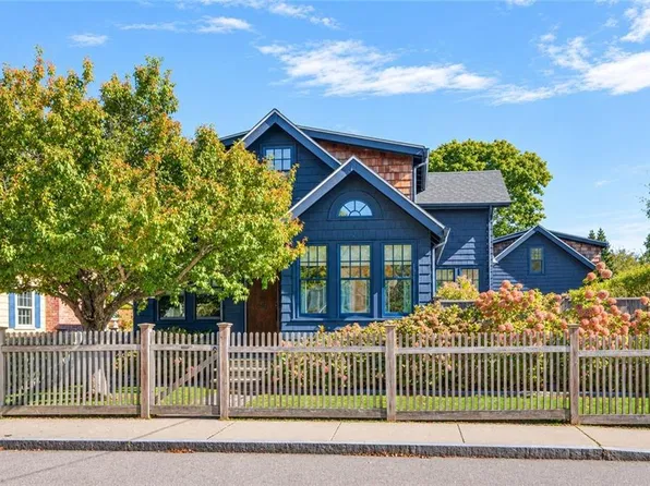 30 Whitwell Ave, Newport, RI 02840