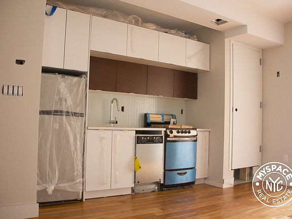 2nd image of 64 Saint James Pl APT 4BL