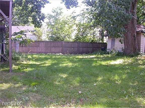 16846-8 Baylis Backyard