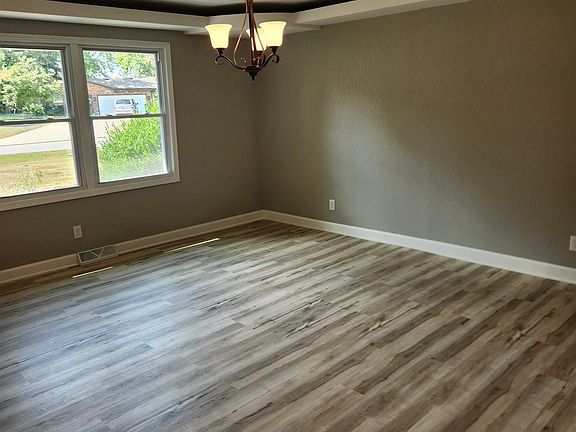 4th image of 778 Breezy Woods Dr