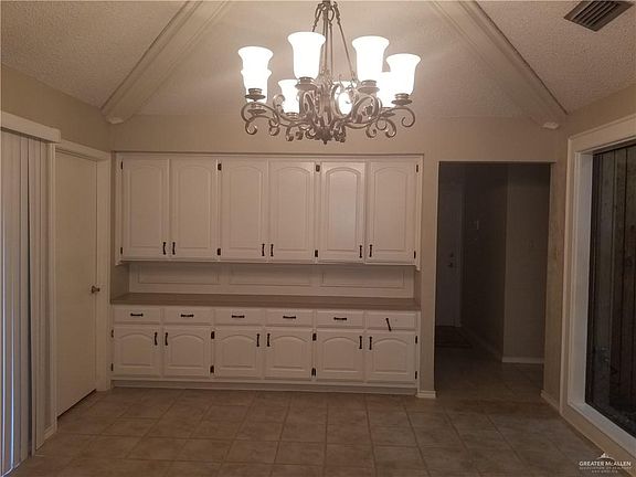 5th image of 2301 S Greenbriar Sq W