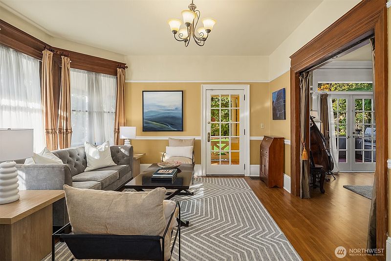 5th image of 726 12th Avenue E