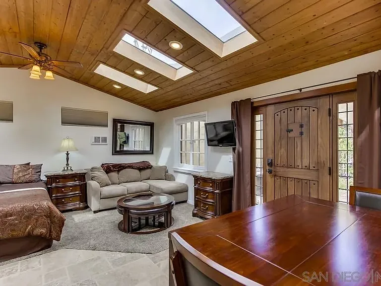 2377 Linwood St — Photo 4