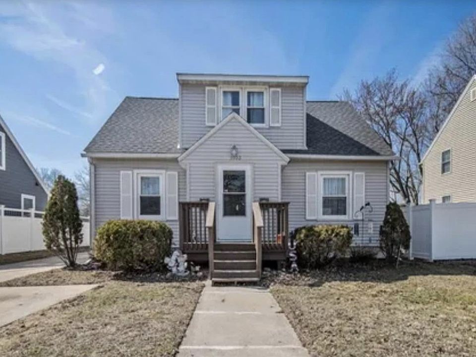1130 8th St. NW.
1-bedroom upper level apartment in duplex.