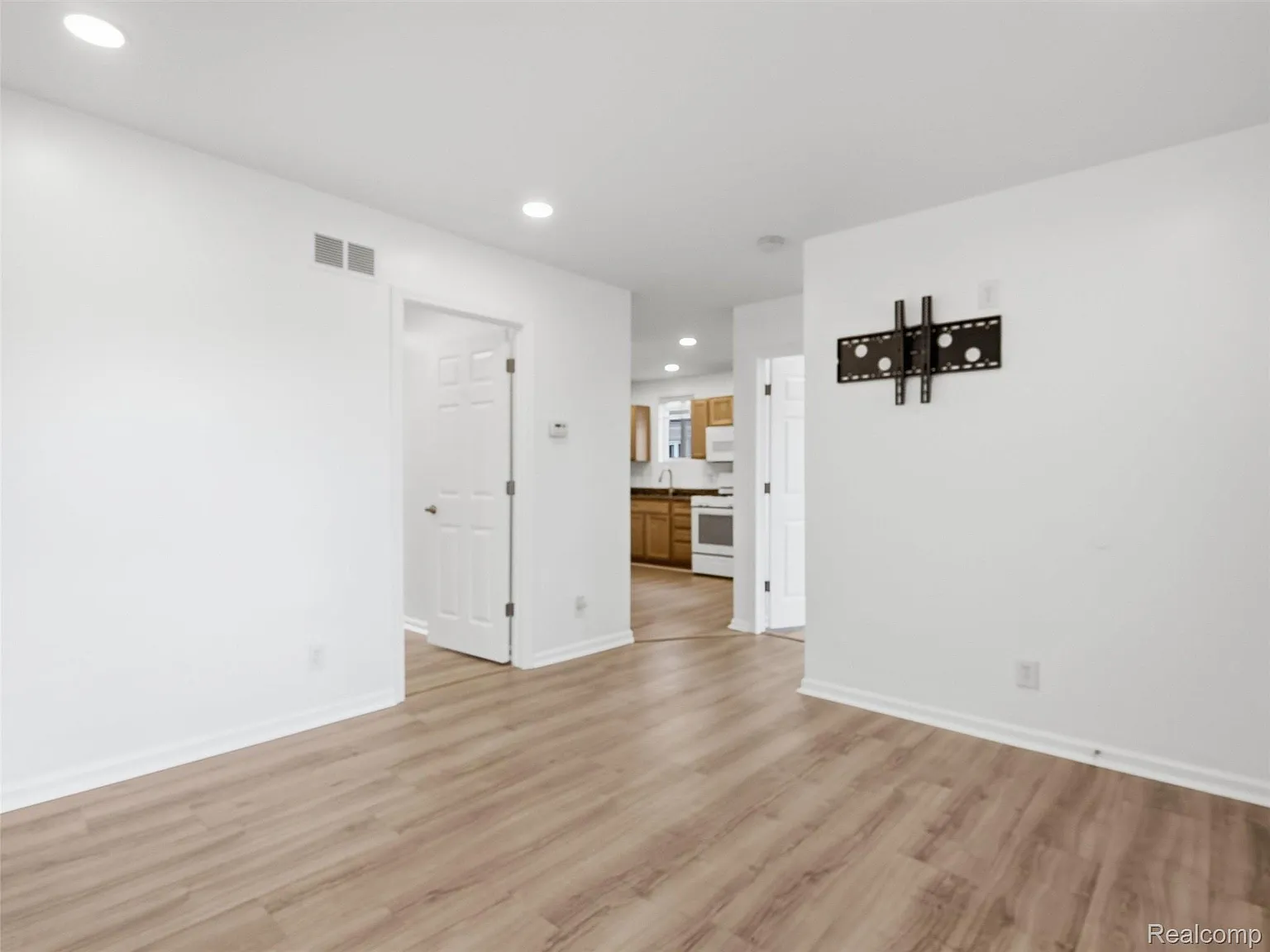 3 bed, 2.0 bath, 966 sqft, $1,900 — Photo 4