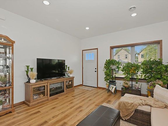 5th image of 2213 Oakes Ave