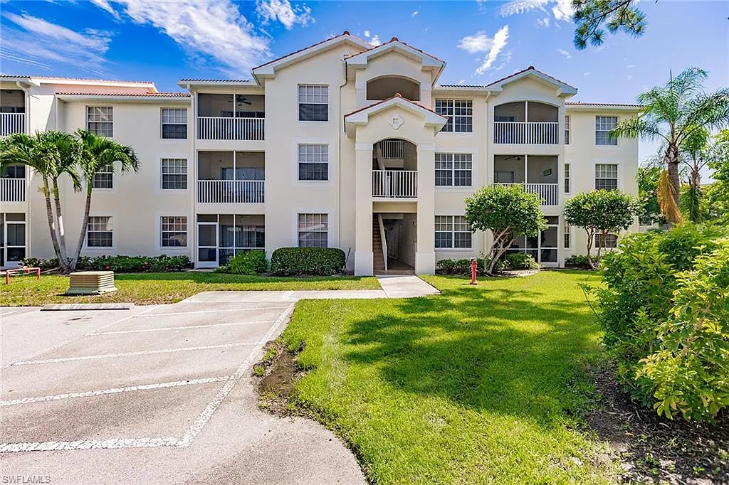 2 bed, 2.0 bath, 915 sqft, $2,200 — Photo 2