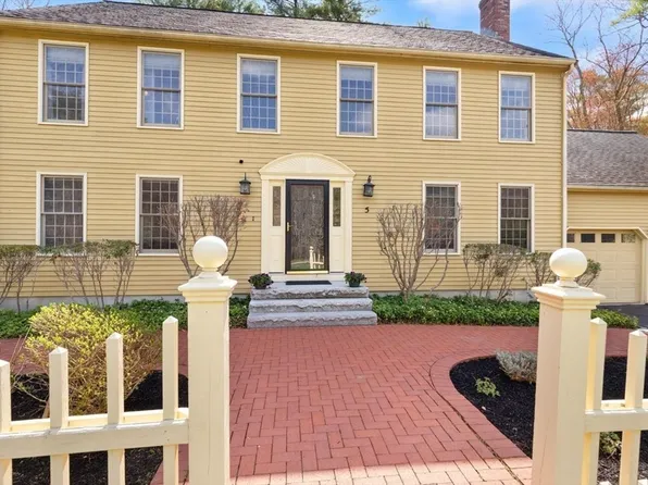 5 Whites Pond Dr, Norfolk, MA 02056