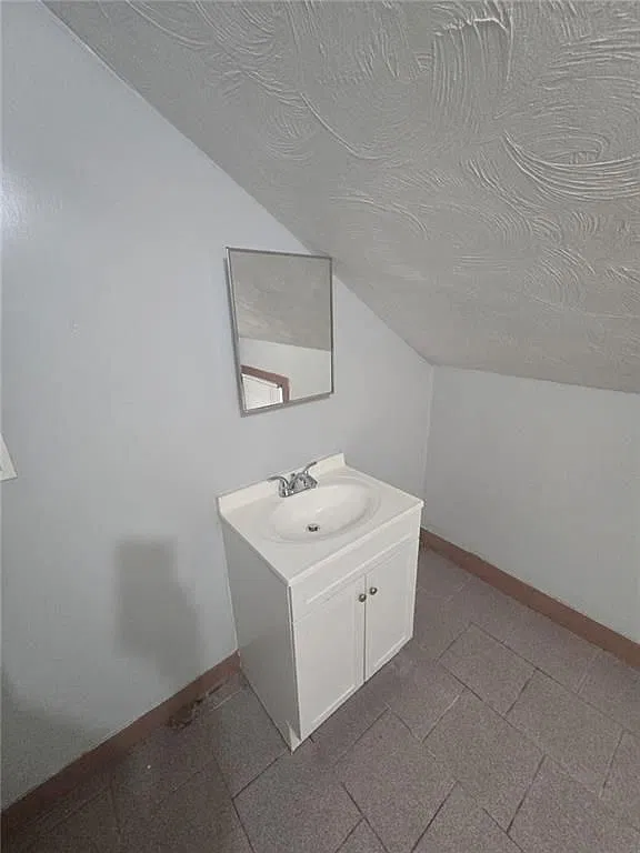3 bed, 1.0 bath, 2288 sqft, $1,900 — Photo 3
