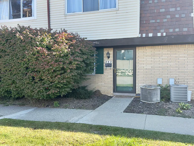852 N Main St — Photo 1