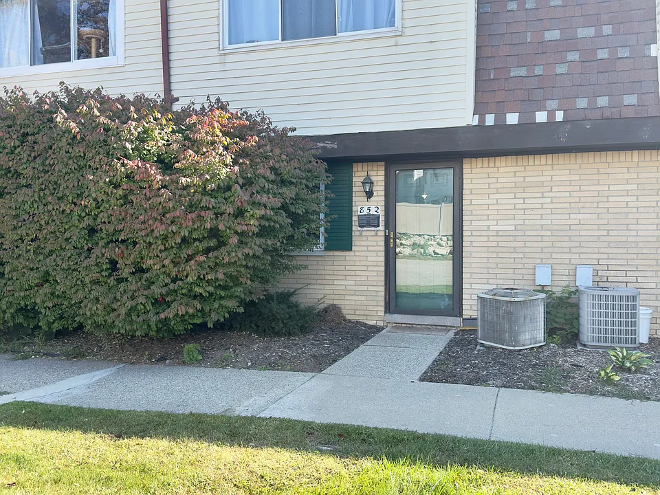 852 N Main St