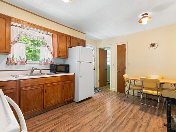 3rd image of 15 Lawton Drive